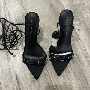 Good American Black Heels with Pointed Toe and Adjustable Ankle Straps